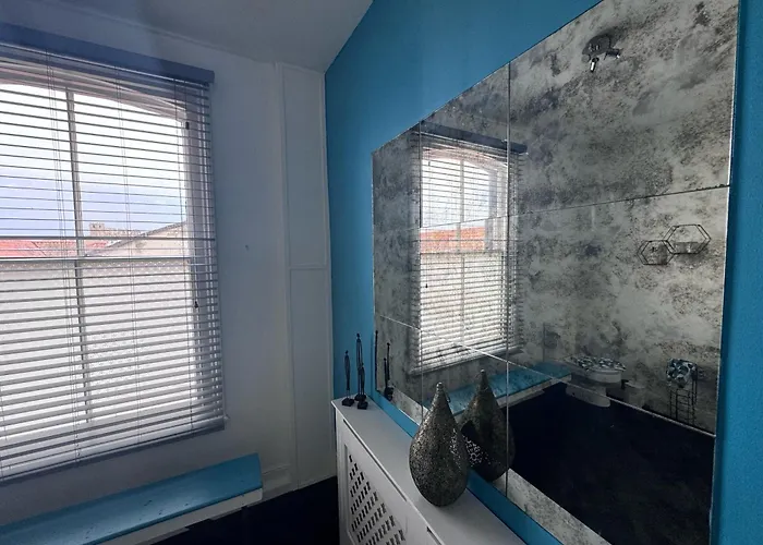 Botanicals Town House Уитби